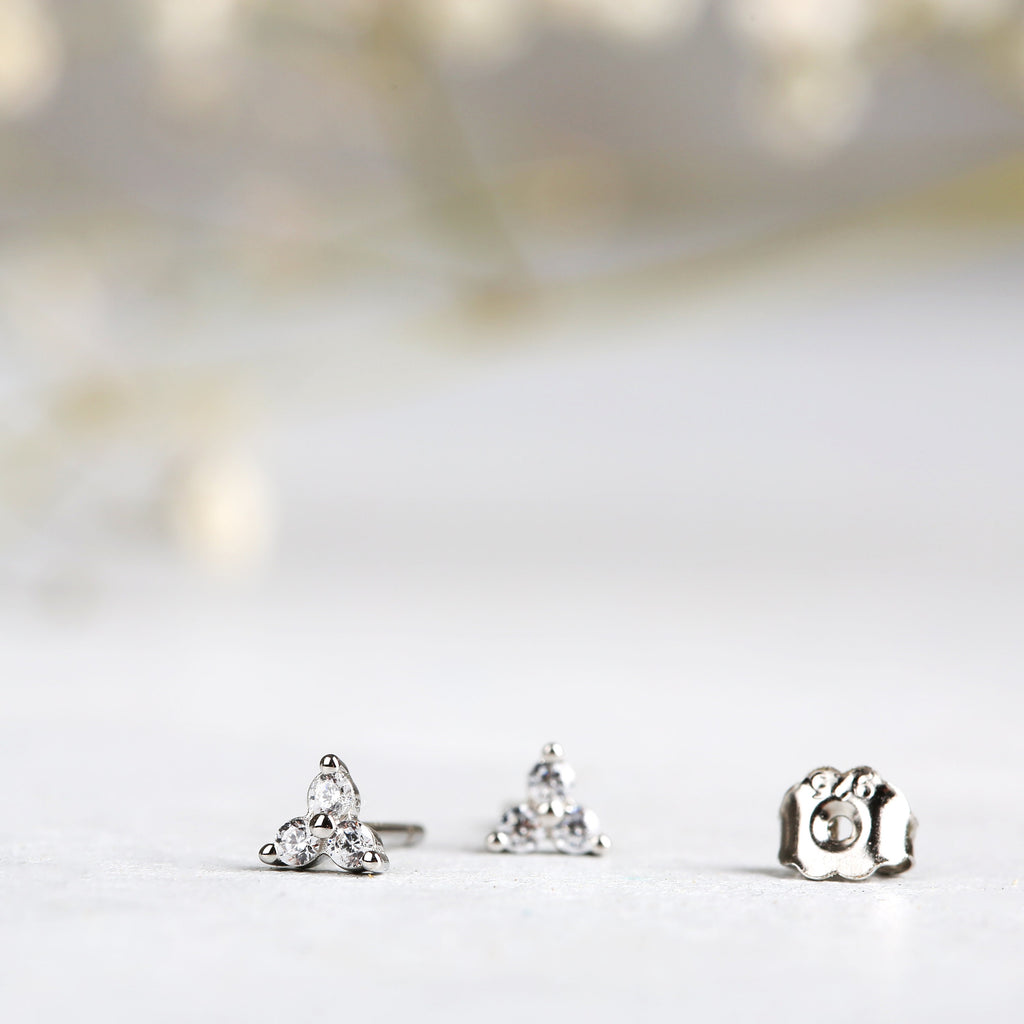 Dainty Flower Threadless Push Pin Gold Flat Back Labret Stud