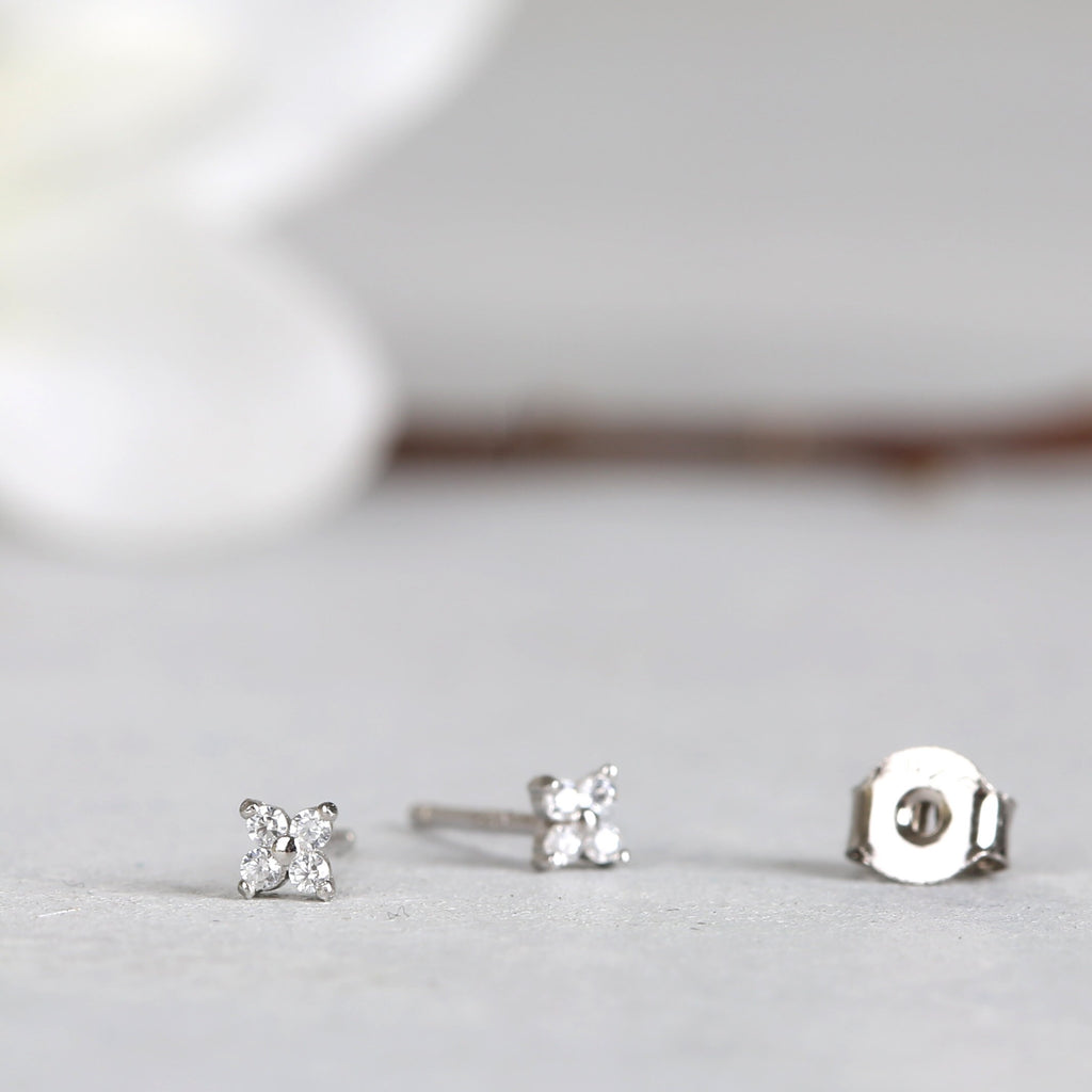 Dainty Flower Threadless Push Pin Gold Flat Back Labret Stud