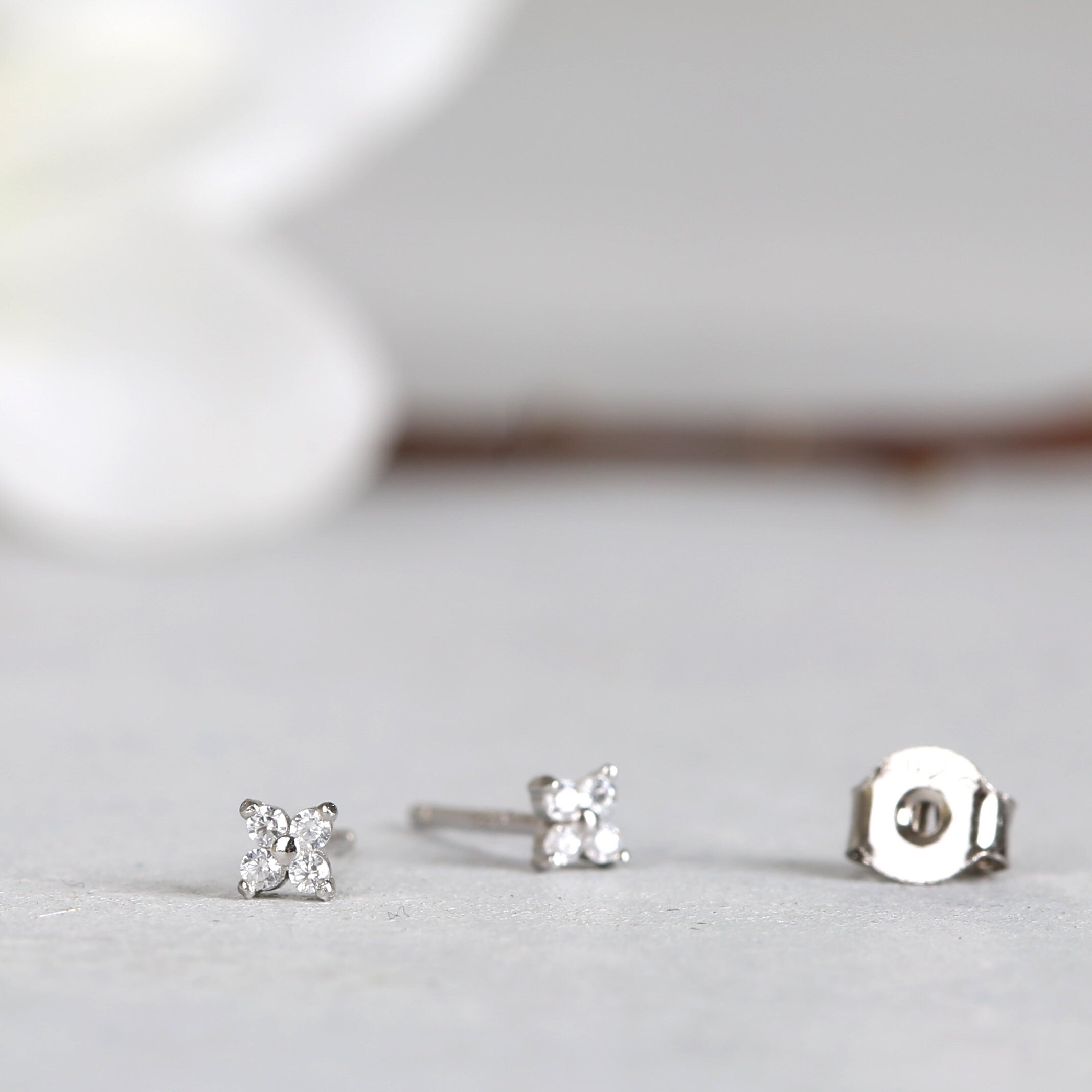 Dainty Flower Threadless Push Pin Gold Flat Back Labret Stud