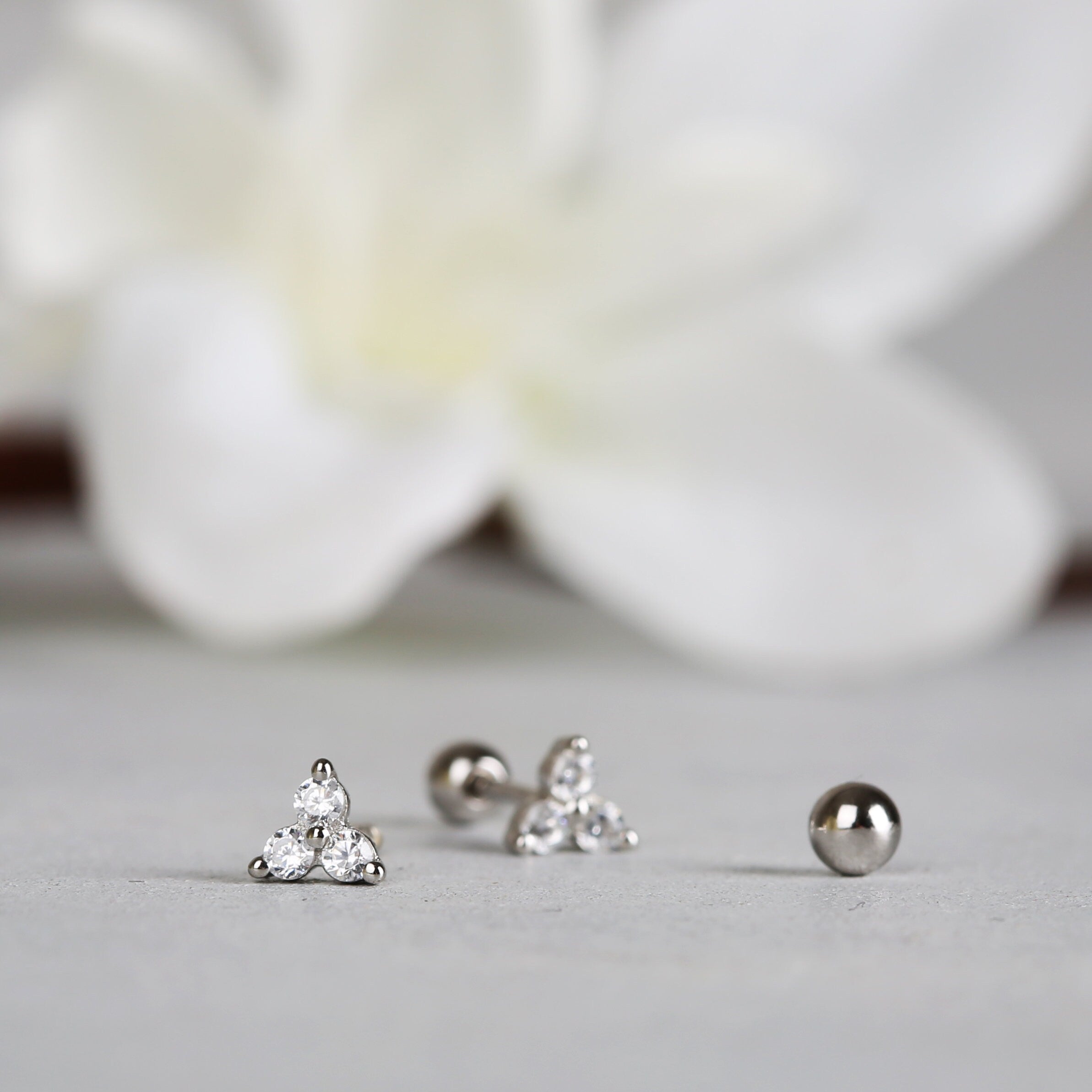 Dainty Flower Threadless Push Pin Gold Flat Back Labret Stud